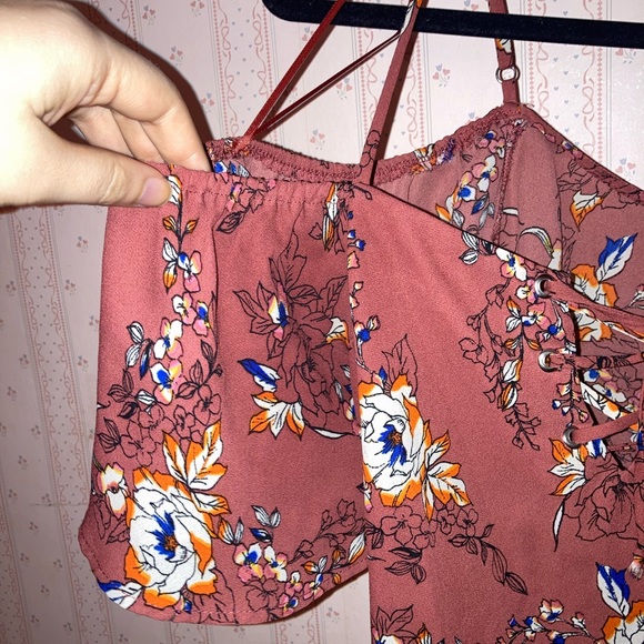 Fun off-the-shoulder floral blouse! Size medium - Picture 5 of 6